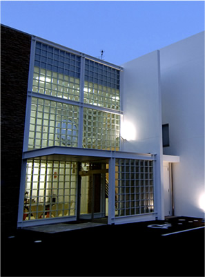 夕暮れ時の医院の入り口の外観写真。