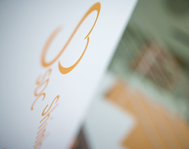 「しんぼ歯科クリニック」のロゴマークを下からやや斜め上向に撮影した写真。